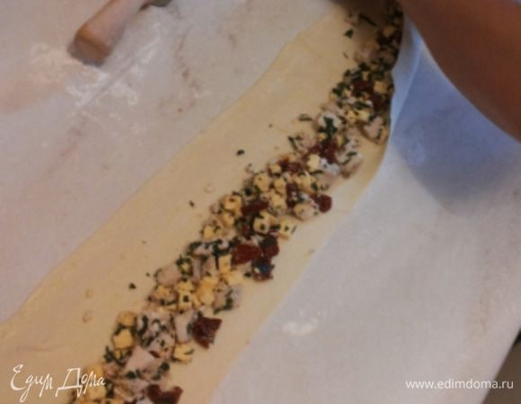 Выкладываем начинку, защипываем края.