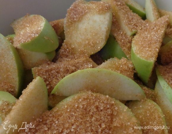 Яблоки помыть, нарезать пластинками, засыпать 4 ст.л. сахара (от общего количества), поместить в антипригарную посуду.