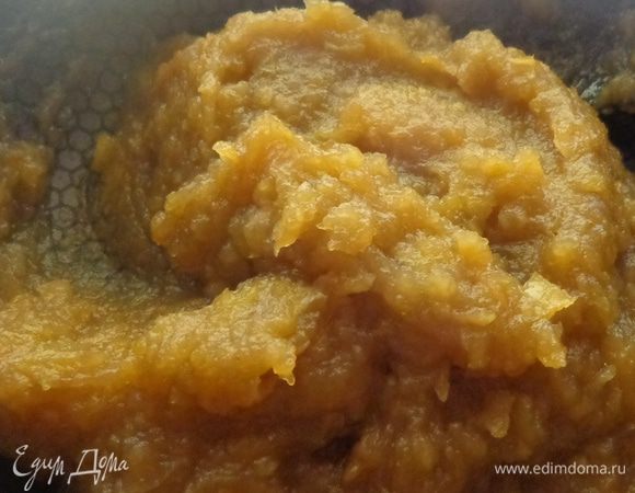 Готовые яблоки измельчить блендером и вернуть в АНТИПРИГАРНУЮ посуду. На очень медленном огне, постоянно помешивая, выпарить всю жидкость из яблок.