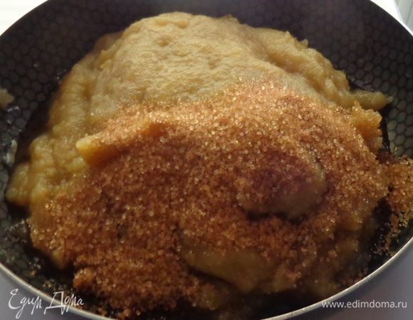 В конце выпаривания засыпать оставшийся сахар и корицу.