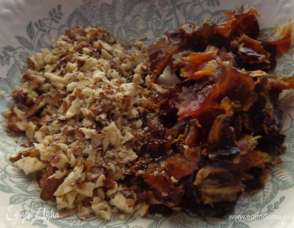 Как наполнитель я предпочла финики и орехи, но можно добавить и какие-нибудь сухофрукты.