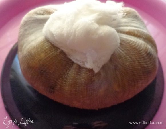 Пропарить все вместе еще несколько минут, а затем выложить смесь на влажную марлю и плотно ее завязать.