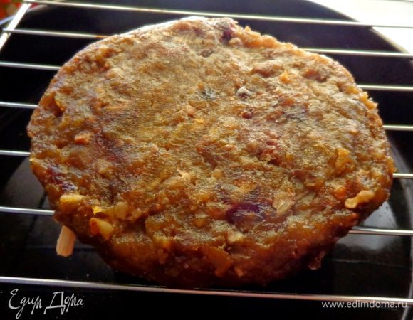 После этого снять марлю и дать сыру заветриться и созреть. Это надо делать на решетке, чтобы воздух поступал со всех сторон.