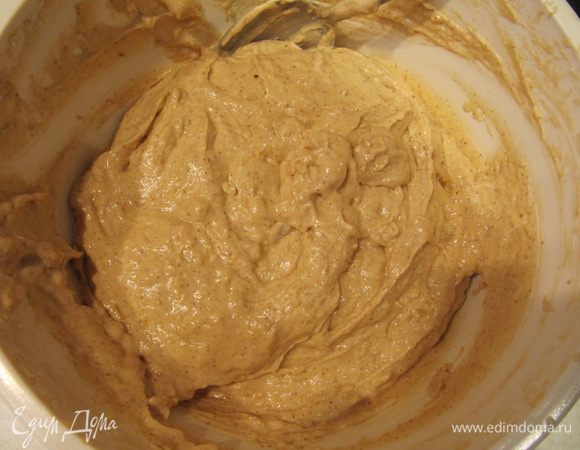 Миндаль размолоть в блендере в муку.
Сливочное масло (комнатной температуры) взбить с сахаром до однородной массы. По одному ввести яйца и взбивать массу после добавления каждого яйца до гладкой пышной массы. Добавить просеянную муку вместе с разрыхлителем, корицей и миндальной мукой. В самом конце ввести в тесто яблочный соус.