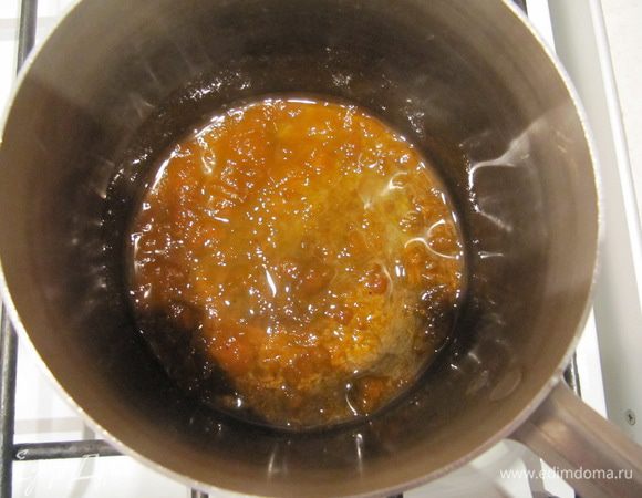 Приготовить абрикосовую пропитку. Абрикосовый джем соединить с водой, размешать и нагреть до теплого состояния.