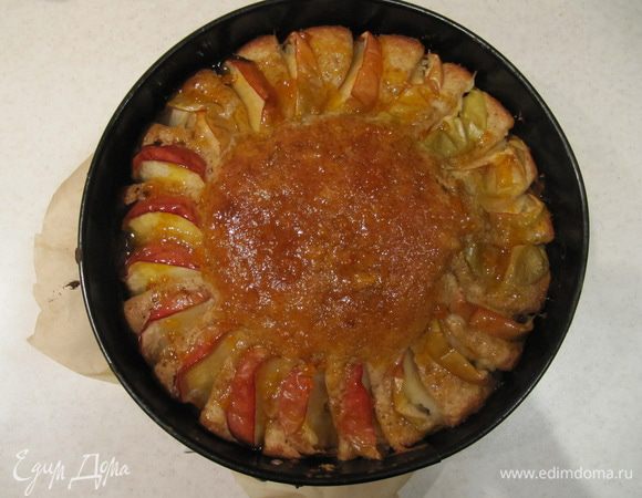 Пирог вынуть из духовки. Остудить, пока готовите абрикосовую пропитку.
Покрыть верх пирога абрикосовой пропиткой и оставить остывать.