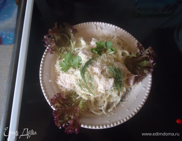 Спагетти выкладываем в кастрюлю с кипящей водой, солим по вкусу.