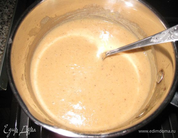 Взбить блендером груши до состояния пюре. Добавить 40 г сахара, сок половины лимона и гречневую муку. Довести до кипения. Влить молоко и продолжать нагревать. Добавить гвоздику и смесь Массала (это смесь таких пряностей: молотый кардамон, корица, молотый имбирь, куркума, мускатный орех, белый или душистый перец (по желанию). Смешать в отдельной емкости желтки и 40 г сахара. Хорошо растереть и добавить в крем. Довести до кипения, хорошо перемешивая. Остудить. Крем такой ароматный получается, что хочется сразу брать ложку.