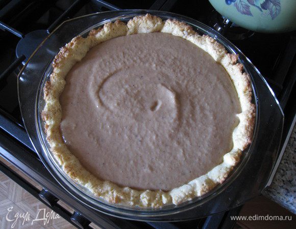 Выливаем крем на готовый корж и ставим в духовку. Пока крем запекается, делаем меренгу.