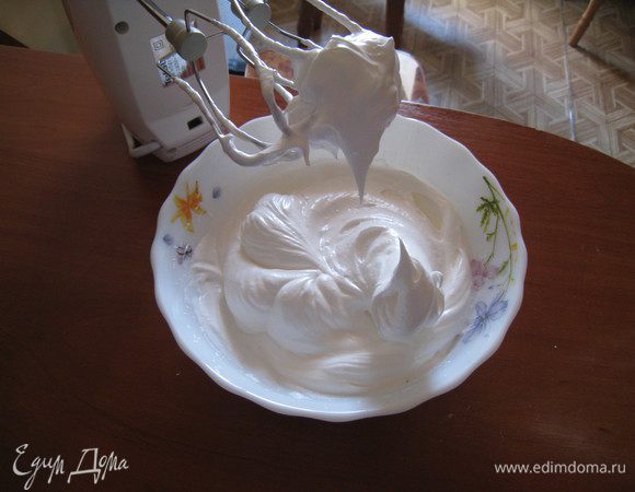 Охлажденные белки взбиваем со щепоткой соли в течении 2-3 мин. Сахар смешать с крахмалом и ванилью. И в три захода добавляем сахар в белки. Общее время для взбивание 8-10 мин. У меня получились они вот такой консистенции.