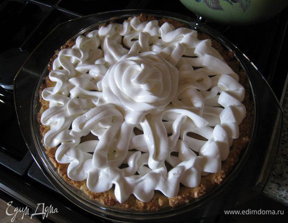 Достаем из духовки горячий пирог и украшаем меренгой. И ставим опять в духовку на 10 мин пока меренга немного подрумянится. Если у вас есть режим гриль, то можно использовать его, но для подрумянивания уйдет 2-3 мин. Я немного передержала. Хотя можно и не выпекать с меренгой.