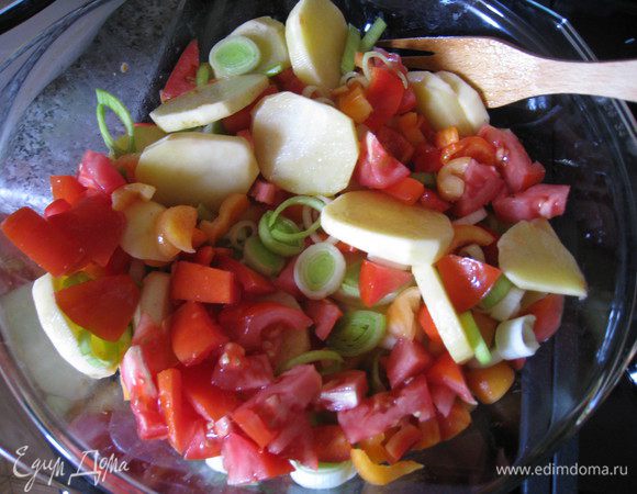Картофель порезать кружочками, помидоры и перец - крупными кубиками, лук-порей - кружочками, но только белую часть. Фасоль предварительно отварить в слегка подсоленной воде. 
Взять термостойкую посуду, поставить на огонь и смазать оливковым маслом. Выложить картофель и сверху еще немного полить маслом. Хорошо перемешать. Протушить 5 мин. Добавить помидоры, перец, лук-порей. Протушить 5 мин. 