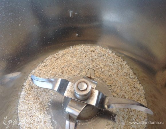 В чашу блендера положите овсяные хлопья и измельчите.