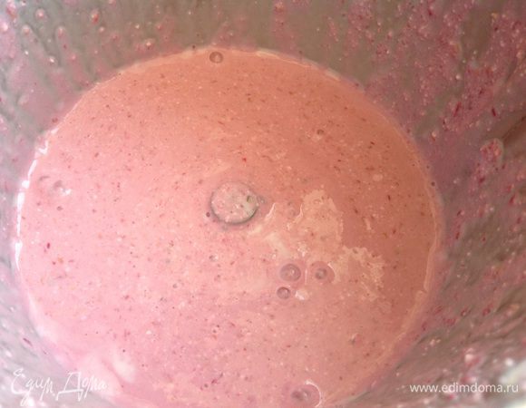 Добавьте молоко и мед, все хорошо взбейте.