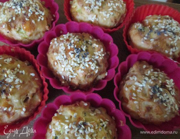 Смазываем формы растительным маслом, заполняем их на 3/4 и выпекаем 15-20 минут при 180*. По желанию посыпаем кунжутом, маком или паприкой.