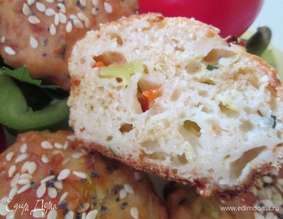 Готовые кексы вынимаем из формочек, смазываем сливочным маслом и остужаем.