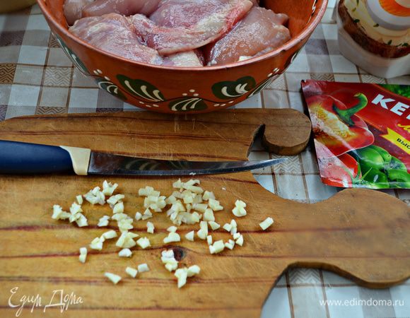 Порубить 1 зубчик чеснока.