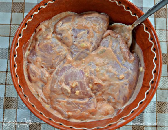 В миске смешать кетчуп, майонез, чеснок, добавить немного соли и перемешать. Положить в полученный соус филе куриных бедрышек и оставить мариноваться минимум на 30 минут (если есть возможность, то на 2 часа).