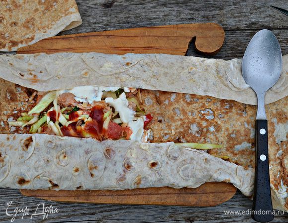 Лаваш разделить на кусочки, выложить на середину каждого начинку, добавить ваш любимый соус и свернуть. Тут же подогреть шаурму на решетке гриля и подавать к столу.