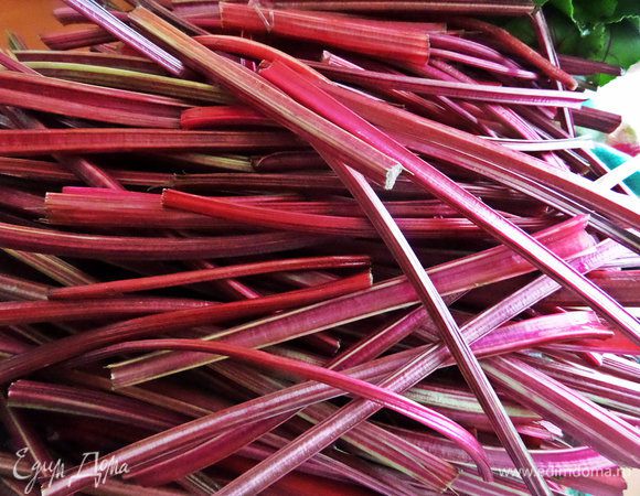 От стебельков обрезаем кончики и особенно тщательно промываем ложбинку - в ней может остаться земля! Тоже даём стечь.