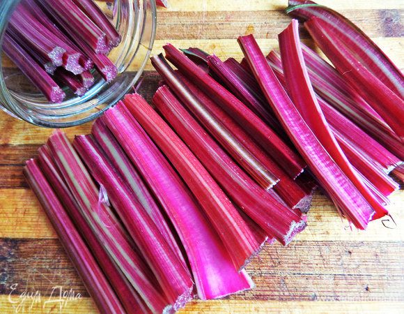 Баночки моем, ошпариваем и делаем примерку стебелькам, если хотите выстроить стебли вертикально. Я с маленькими баночками решила сделать так. На дно кладём кусочек хрена, веточку укропа, перец душистый или простой, можно кусочек чеснока и перца чили.