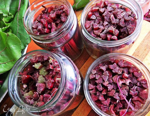 Вот-таки затолкала, особенно толстенькие стебельки (тонкие гнутся и больше усердия понадобится!).