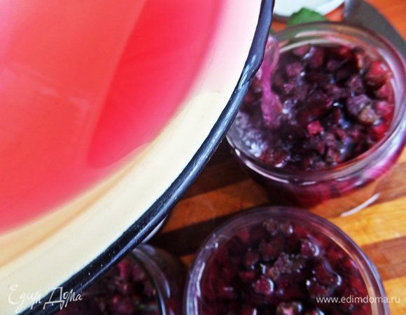 Сливаем в кастрюлю или железную миску и ставим на огонь. Доводим до кипения и снова заливаем по плечики стебельки опять на пару минут. 