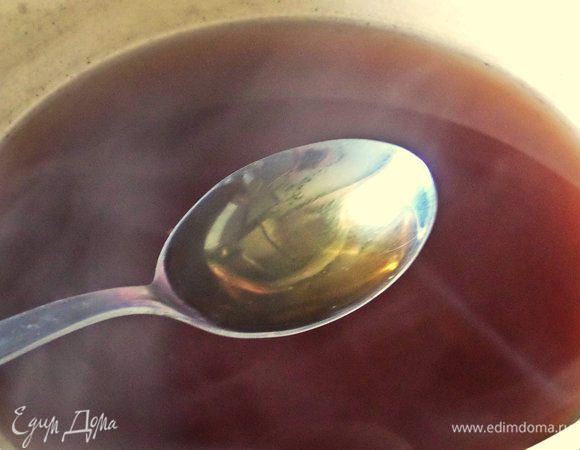 Доводим до кипения и растворения соли, сахара, выключаем и вливаем уксус (у меня яблочный). Вообще по рецепту 70% эссенция - 1 ст. л. на литр, но я перевела по таблице из интернета.