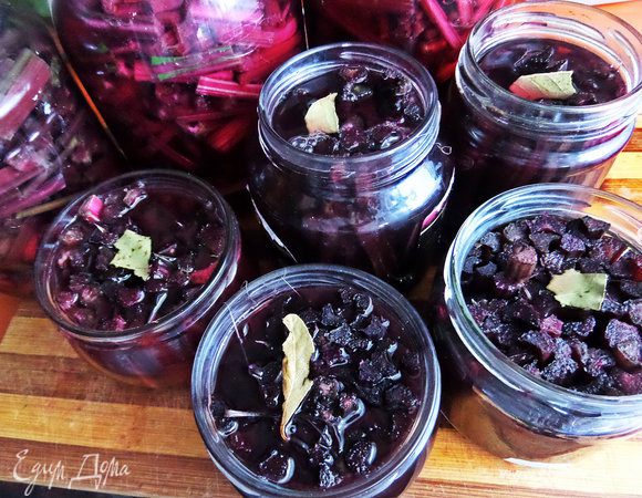 Заливаем третьей заливкой-маринадом и закрываем прокипячёнными крышками. Я ещё кинула по кусочку лаврушки, но это дело вкуса.