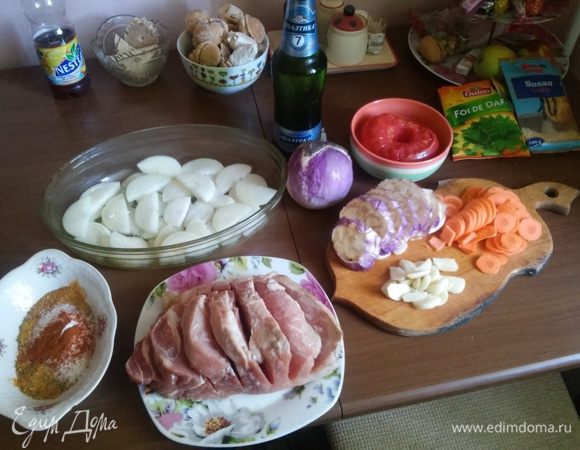 Нарезам лук и выкладываем на дно посуды для запекания (дно поливаем маслом), режим остальные овощи.
Смешиваем специи все, что есть в доме (я смешал: соль, перец черный, карри, базилик и куркума) - но смотрите не переборщите :-)

Берем свининку пожирнее и делаем порционные надрезы не до конца.