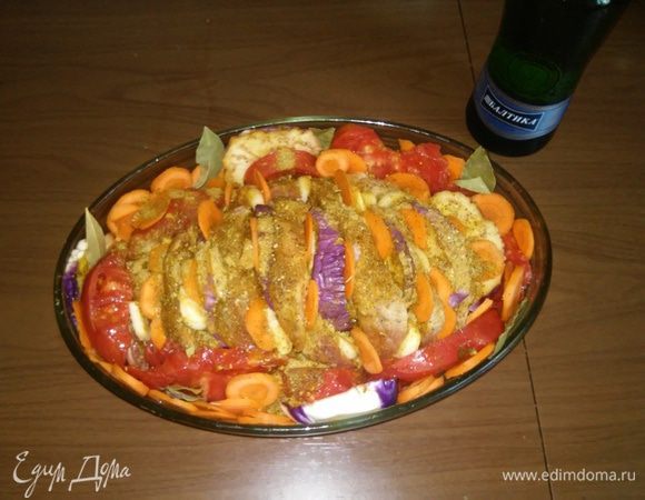 Тщательно смажьте мясо смешанными специями. Разложите порезанный баклажан, чеснок и морковку между слоев мяса. Оставшиеся овощи разложите по окружности.