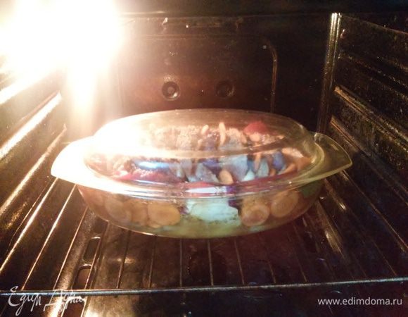 Накрываем крышкой, включаем духовку на всю катушку и оставляем мясо на 1.5-2.0 часа. После выключайте и не доставайте мясо еще 30-40 мин, чтобы потомилось.