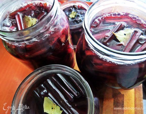 И окончательно залила горячим маринадом и закрыла горячими крышками.