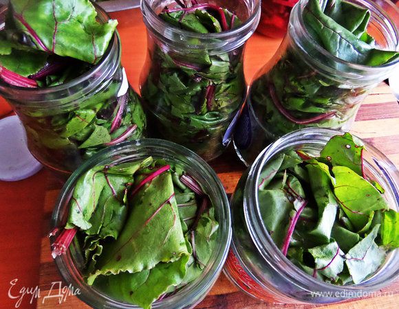 Я решила целиком, лень было резать. На дно по кусочку хрена, чеснока, веточке укропа, можно перец чили.