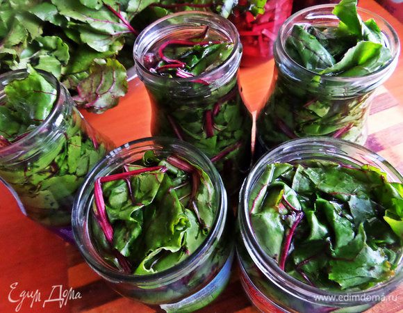 Заливаем кипятком медленно, чтобы вода проникла между листьями.