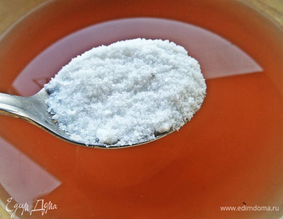 Через пару минут сливаем, нагреваем, всыпаем соль.