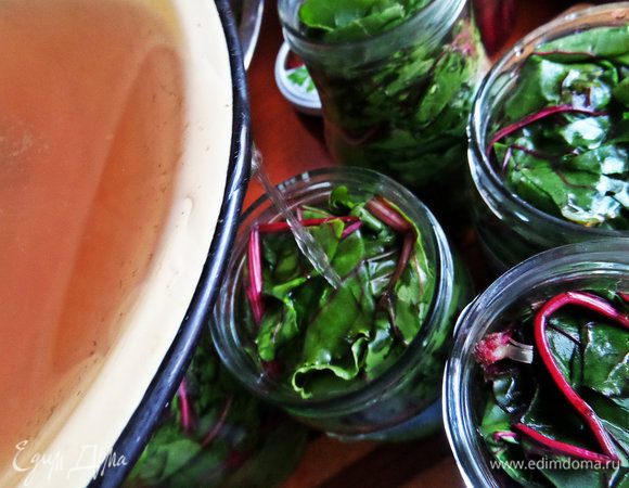 Растворяем соль, сахар, доводим до кипения, выключаем, вливаем уксус и заливаем горячим в баночки осторожно.