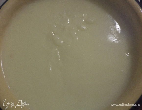 Начнём с приготовления крема.
1 стакан молока и крахмал тщательно размешать, чтобы не осталось комочков.
Оставшиеся 2 стакана молока вылить в кастрюльку, добавить белый и ванильный сахар, довести до кипения. Влить в горячее молоко молочно-крахмальную смесь и при постоянном помешивании проварить до загустения. Охладить.