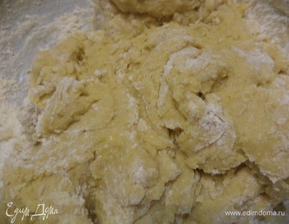 Для теста взбить миксером размягчённое сливочное масло с сахаром, продолжая взбивать, добавить мёд и по одному 2 яйца. Муку просеять, перемешать с погашенной уксусом содой, высыпать во взбитую массу, тщательно перемешать. Замесить мягкое эластичное тесто.