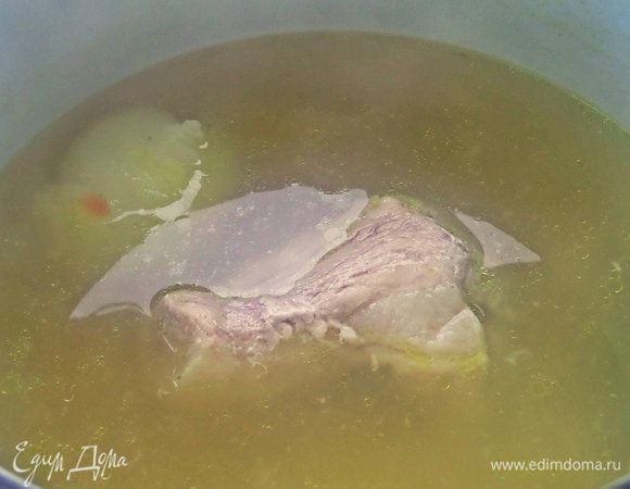 Варим бульон из свинины или говядины. Позже добавим луковицу целиком (потом выберем и выбросим).