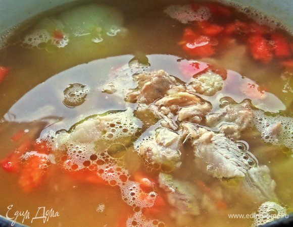 Кидаем картошку целиком (потом вытащить и размять вилкой, затем обратно в суп) или кубиками, помидор без кожицы, нарезанный мелко, и горсть ячки. Мясо вынимаем, делим на удобные кусочки и отправим обратно.