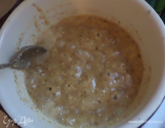 Теперь готовим прослойку. Масло, сахар и мёд положить в небольшую кастрюльку, на маленьком огне довести до кипения. 
Грецкие орехи измельчить в блендере таким образом, чтобы попадались небольшие кусочки.
Теперь всыпать орехи в кастрюльку, перемешать и проварить всё вместе 2 - 3 минуты.