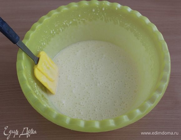 Немного остудить, по одному ввести яйца, взбить.