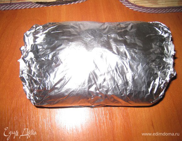 Плотно завернуть в два слоя фольги, положить в жаропрочную емкость. 