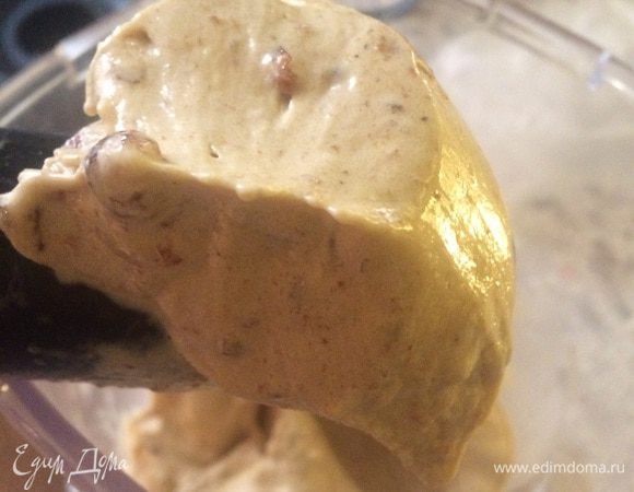 Ингредиенты основы (пока без какао и орехов) пробиваем в блендере. Он должен быть мощным. Это важно. Так как обыкновенный условно разовый доходяга, конечно, в итоге справится, но не за 5 минут, так вам придется много раз останавливаться и соскребать стенки. Мой верный черный брутал делает всю работу секунд за 30-40. Первые 5-10 секунд получается банановая ледяная крошка, затем вы увидите густую и абсолютно однородную консистенцию жирного семифредо (заметьте, без жира и обработанного сахара вообще). Финики дают вкус карамели (кстати как опция - сушеные инжиры, они вообще соленую карамель во вкусе организуют). Вот какая густая роскошь получается.