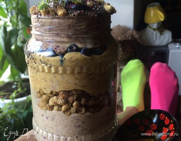 Ну и собственно смотрим в календарь, понимаем, какие ягоды и фрукты в сезоне, точнее в холодильнике, ну или достаем из баночек изюм, вяленые ягоды, сушеный тутовник (я писала про это сокровище в предыдущих рецептах) и, вспоминая любимый Тетрис, творим свою красоту! 