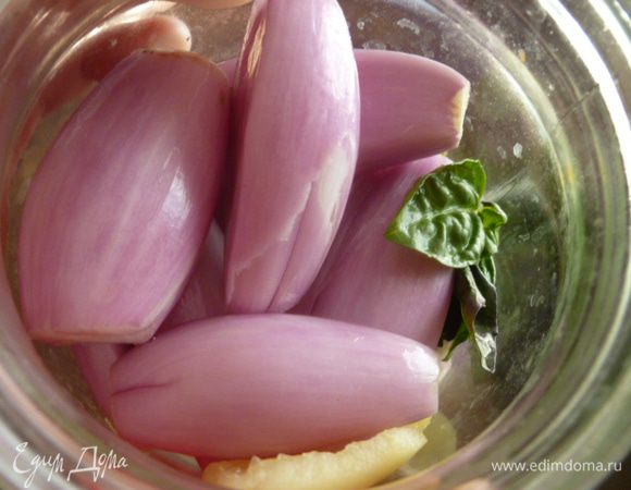 Для начала нужно простерилизовать банки и крышки. Помыть и очистить лук. У меня был фиолетовый длинный. Перец нарезать на кусочки, базилик помыть. На дно банки насыпаем перец душистый и перец черный горошком. Затем укладываем плотно лук, не забывая положить кусочек перца и веточку базилика.