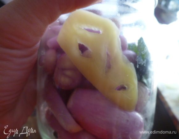 Из кусочка перчика я вырезала вот такой узор. Так банка с луком будет выглядеть еще наряднее.