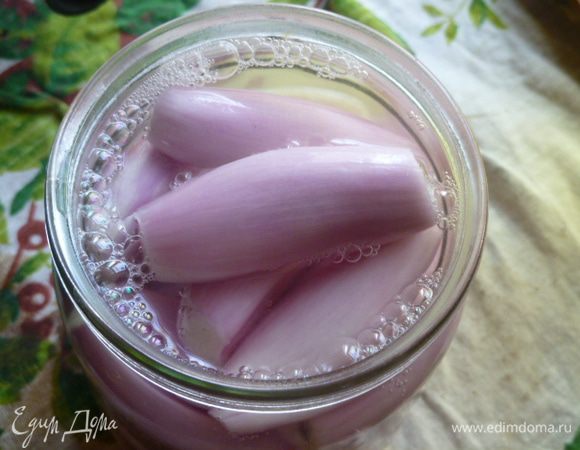 Заливаем кипящим маринадом. Для маринада: в воде растворить соль и сахар, довести до кипения, добавить уксус и сразу же заливать. Закатать и перевернуть вверх дном.