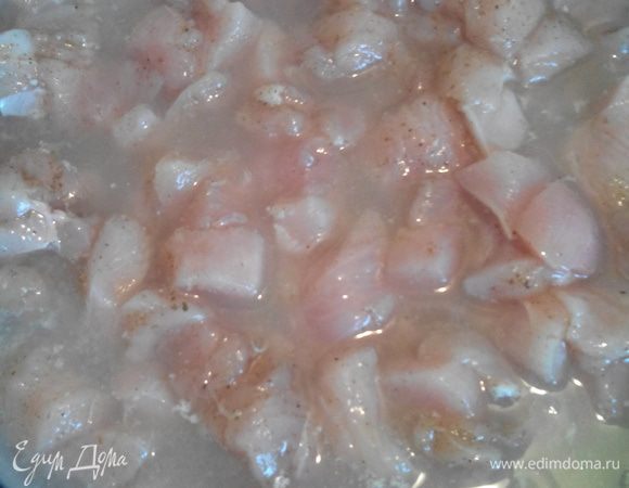 Куриное филе моем и режем на кубики, солим и перчим (я всегда 
солю и перчу чуть больше, так как много забирает рассол). Выживаем 
слегка половину лимона и режем его, добавляем в курицу. 
Перемешиваем. Заливаем холодной водой так, чтобы вода 
покрывала полностью мясо. И ставим в холодильник на ночь.
На утро рассола станет меньше. В разогретую глубокую сковороду 
выкладываем мясо, выливаем оставшейся рассол и добавляем воды (я добавляю так чтобы сковорода была полная). Тушим под прикрытой крышкой минут 20 на среднем огне.